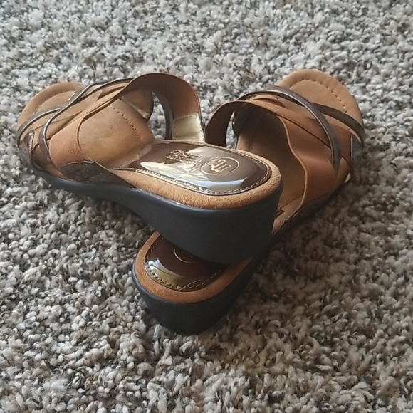 Bronze Mootsies Tootsies Slip Ons NWOT - Picture 3 of 4